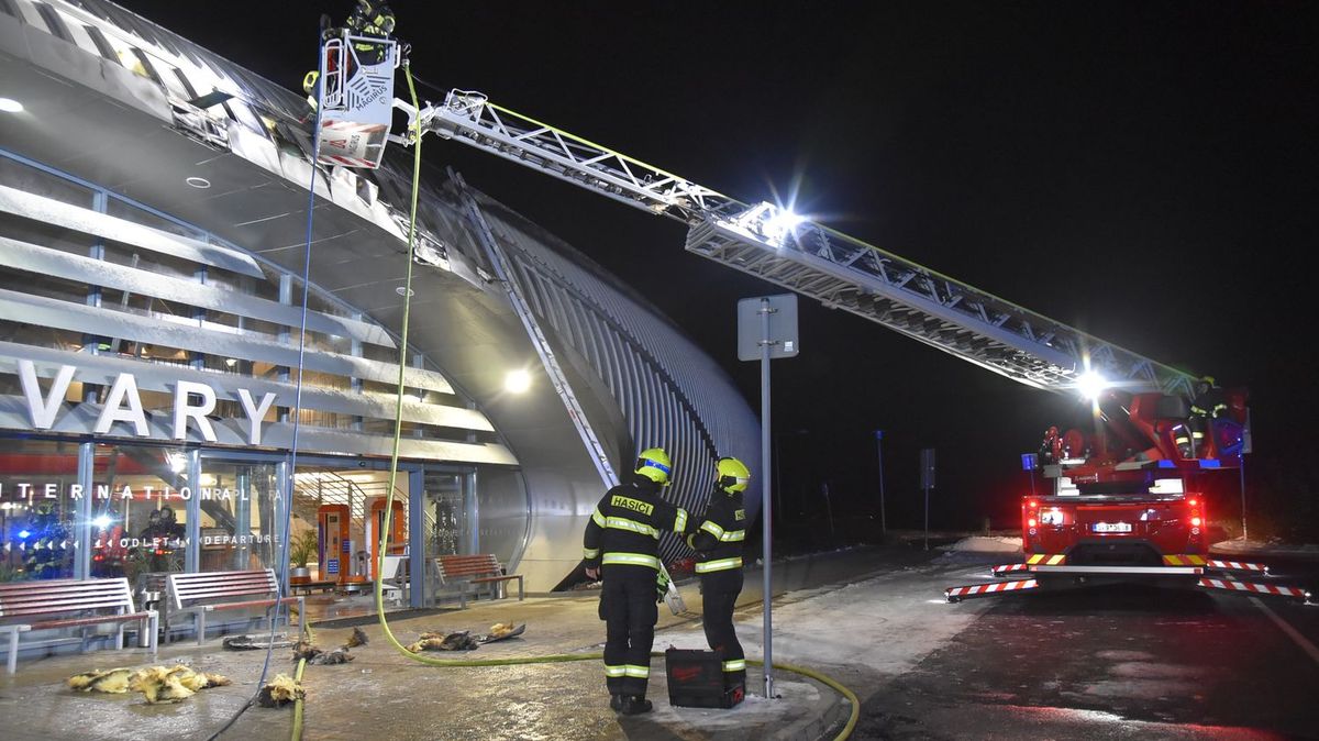 Na karlovarském letišti hořelo v noci v odletové hale, cestující tam nebyli